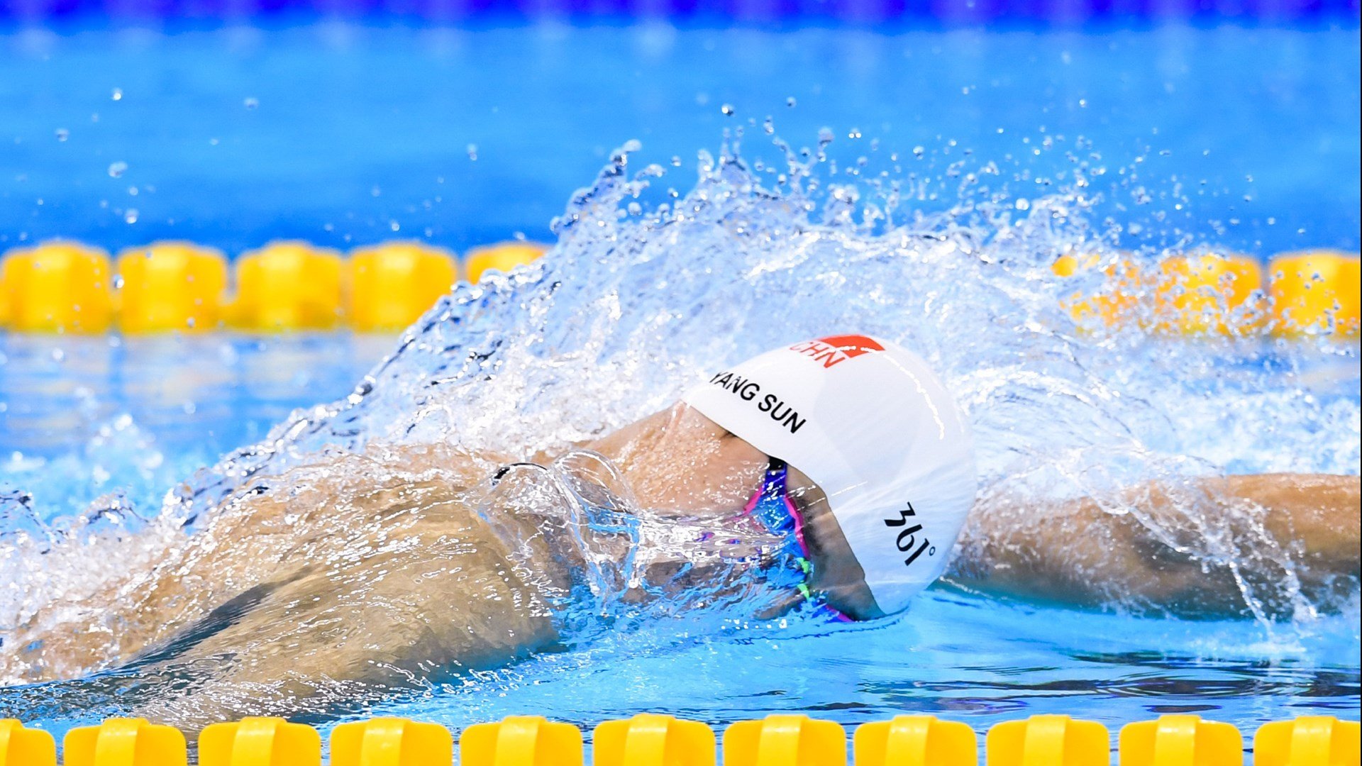 城市固定齿轮车赛 窄街急弯中技术决定胜负